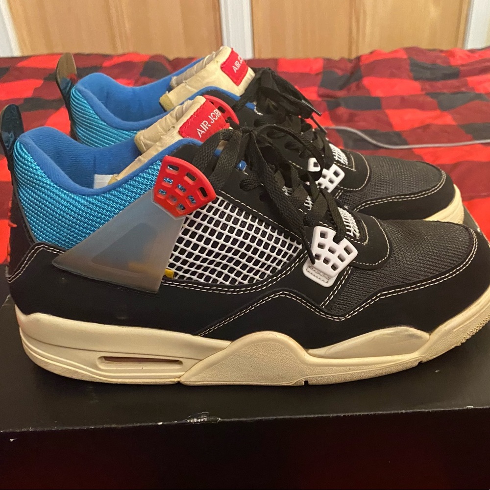 Jordan 4 UA-NION “off noir